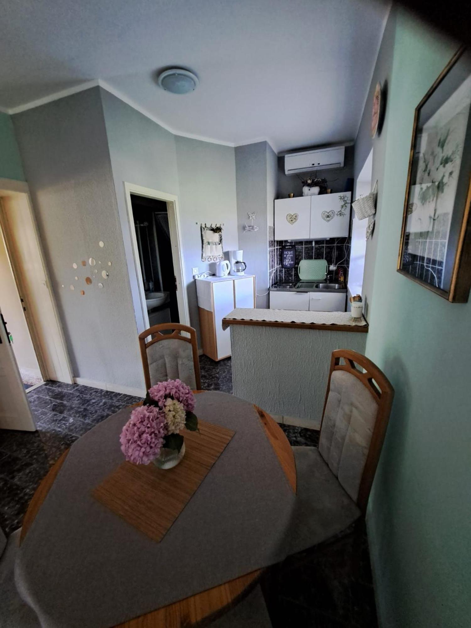 Apartmani Dusica Lumbarda Eksteriør billede